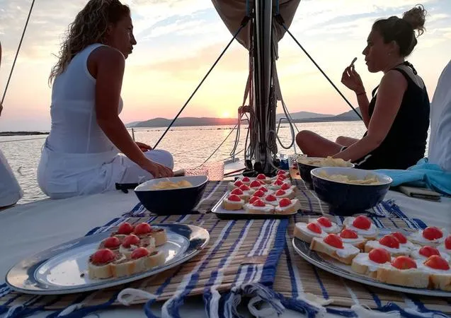 Escursione in barca a vela con aperitivo da Alghero al tramonto