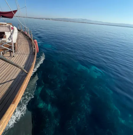 Escursione privata in barca a vela d'epoca nel golfo di Cagliari