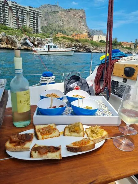 Escursione in barca da Palermo con aperitivo tipico