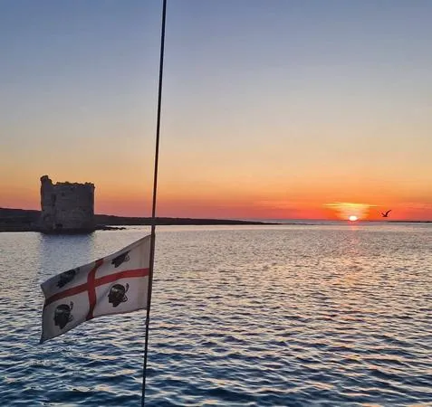 Aperitivo in catamarano all'Asinara da Stintino al tramonto