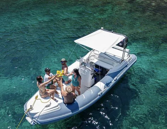 Escursione in gommone lungo la costa di Cagliari