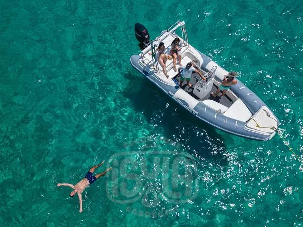Escursione privata in gommone lungo la costa di Cagliari