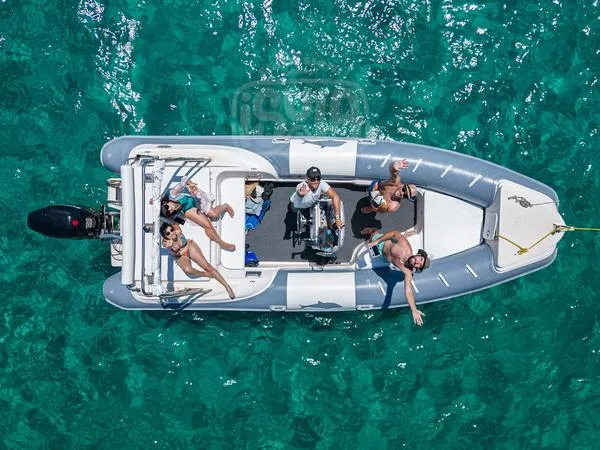 Escursione in gommone lungo la costa di Cagliari