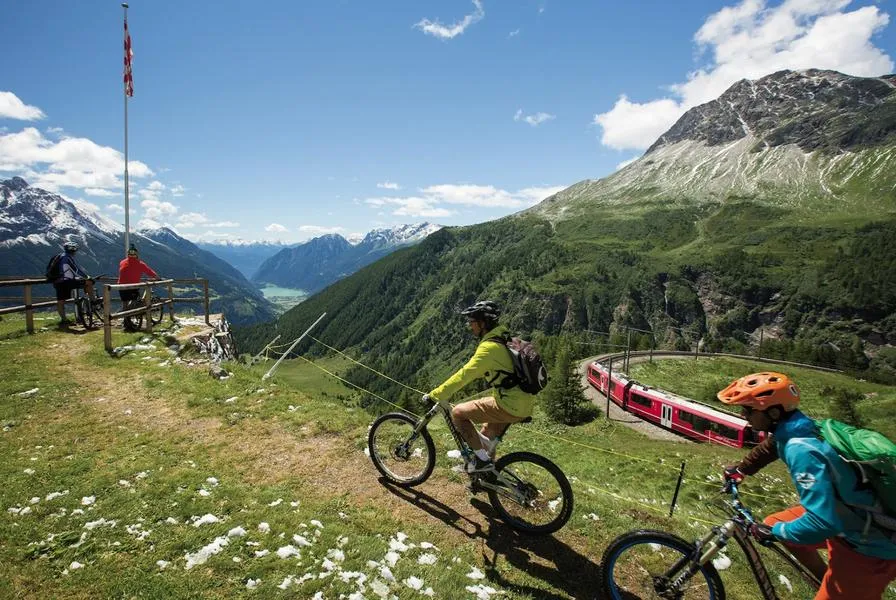 E-bike tour in Valmalenco e aperitivo con bike Bernina