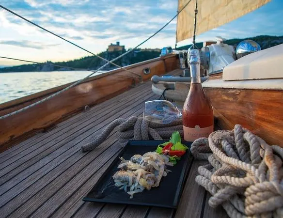 Giro in barca a vela d'epoca nel Golfo di Trieste con aperitivo