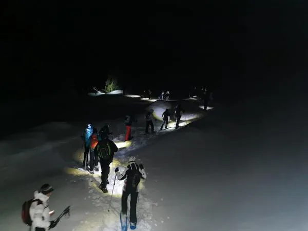 Ciaspolata notturna con cena in motoslitta in Val di Fassa