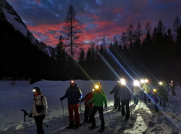 Ciaspolata notturna con cena in motoslitta in Val di Fassa