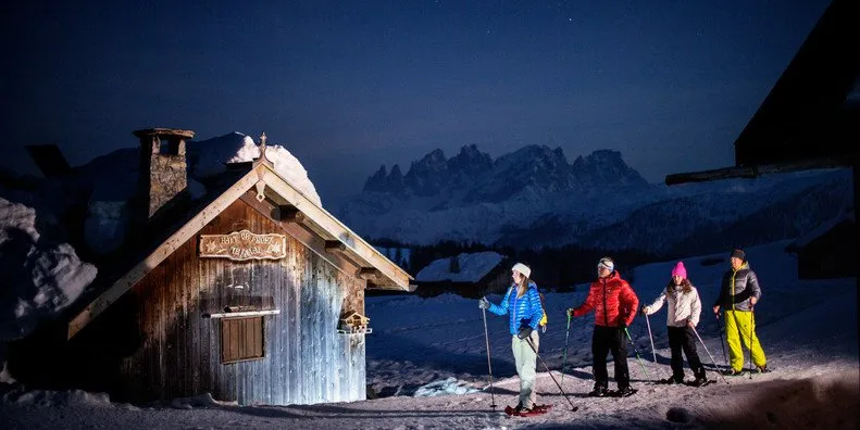 Ciaspolata notturna con cena in motoslitta in Val di Fassa