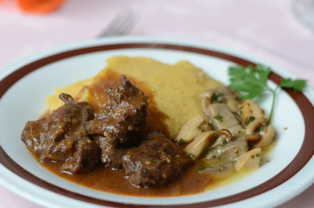 Cena in baita con trasporto in motoslitta in Val di Fiemme