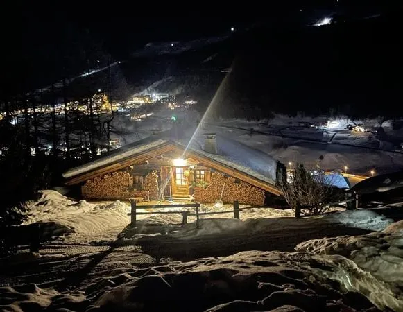 Cena in rifugio con trasporto in motoslitta a Livigno