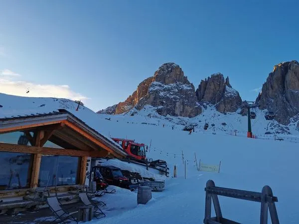Cena in baita con gatto delle nevi a Canazei