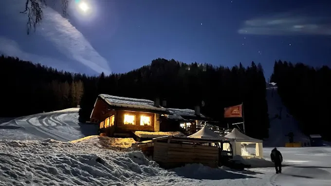 Cena in baita con trasporto in motoslitta in Val di Zoldo
