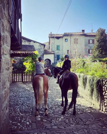 Passeggiata a cavallo in un borgo medievale della Val Brembana