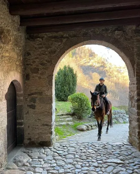 Passeggiata a cavallo in un borgo medievale della Val Brembana