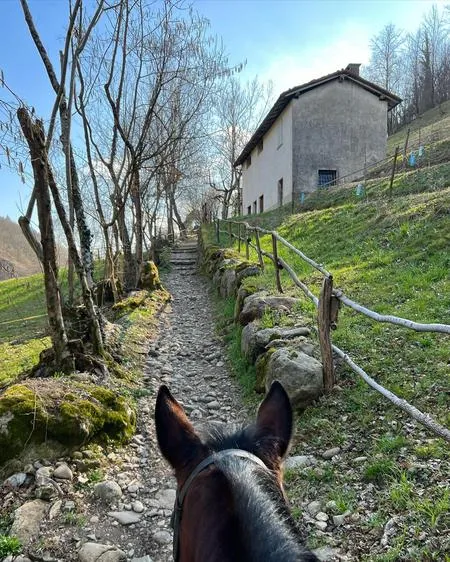 Passeggiata a cavallo in un borgo medievale della Val Brembana