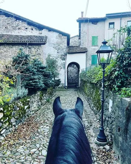 Passeggiata a cavallo in un borgo medievale della Val Brembana