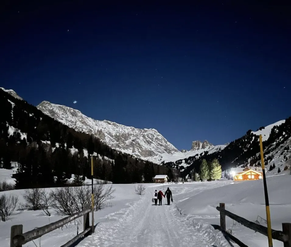 Cena in baita con trasporto in motoslitta in Val di Fassa
