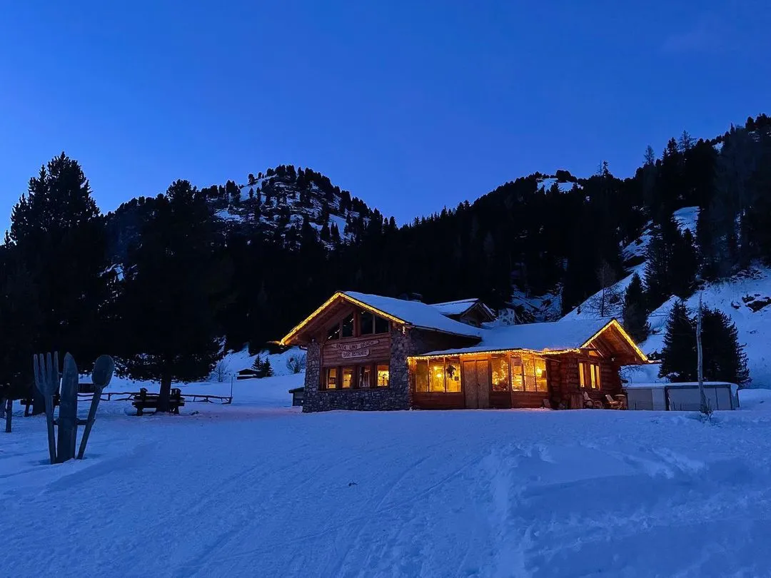 Cena in baita con trasporto in motoslitta in Val di Fassa