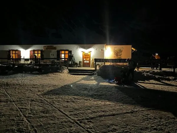 Cena in baita con trasporto in motoslitta in Alta Val Brembana