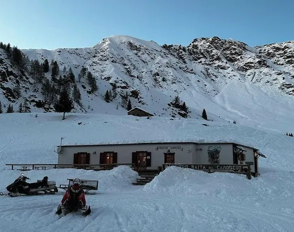 Cena in baita con trasporto in motoslitta in Alta Val Brembana