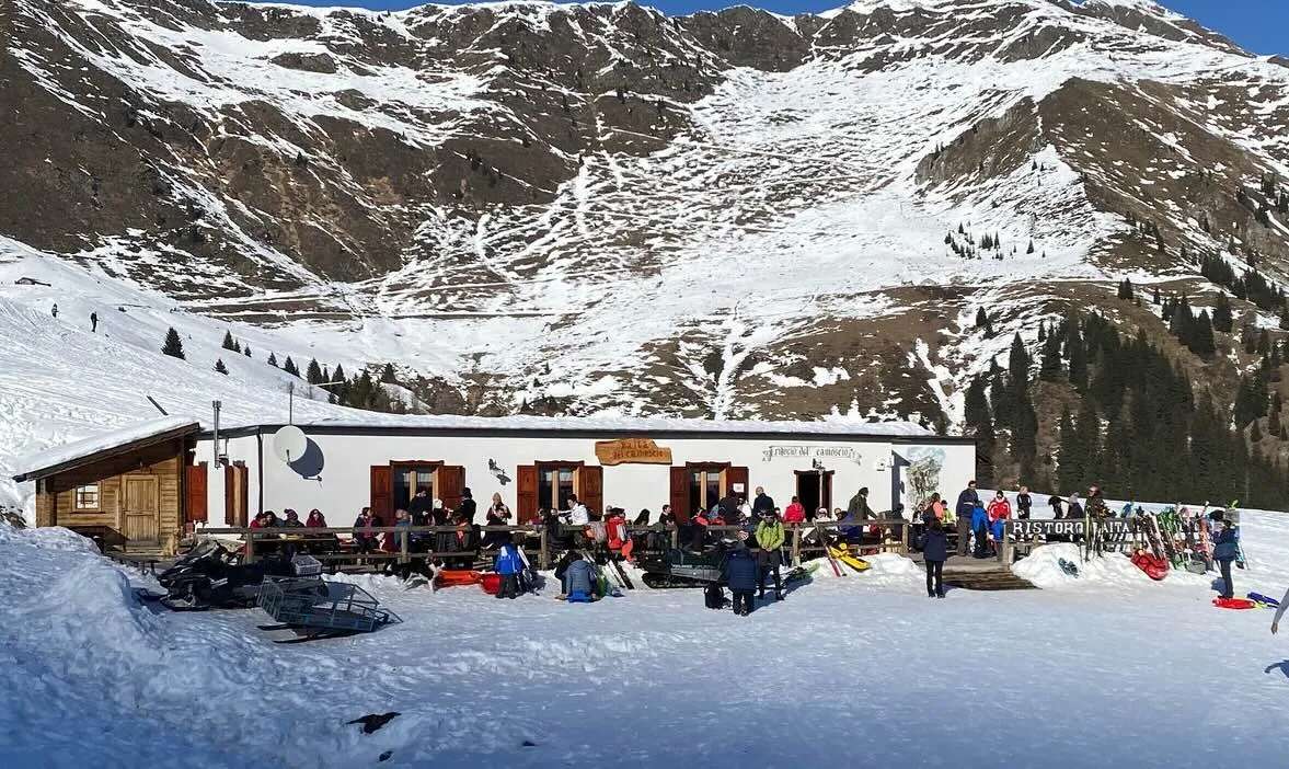 Cena in baita con trasporto in motoslitta in Alta Val Brembana