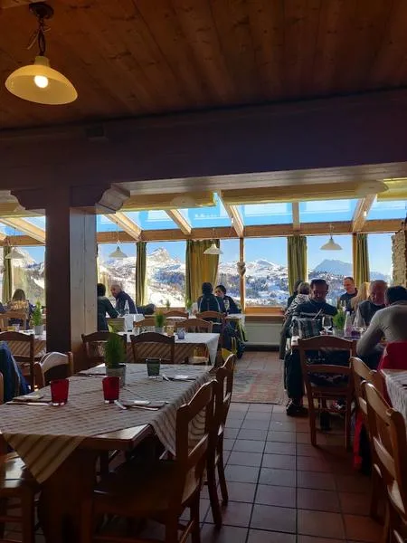 Cena in rifugio con gatto delle nevi a Corvara in Alta Badia