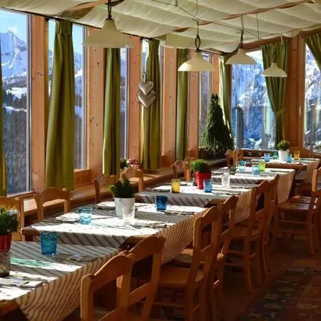 Cena in rifugio con gatto delle nevi a Corvara in Alta Badia