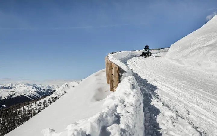 Discesa su pista da slittino a Maranza in Val Pusteria