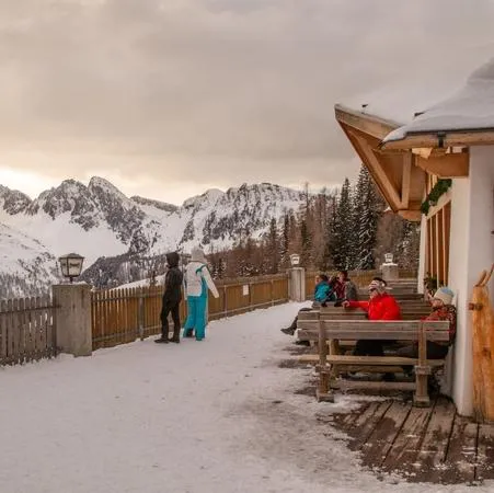 Cena in baita con trasporto in motoslitta a San Martino di Castrozza