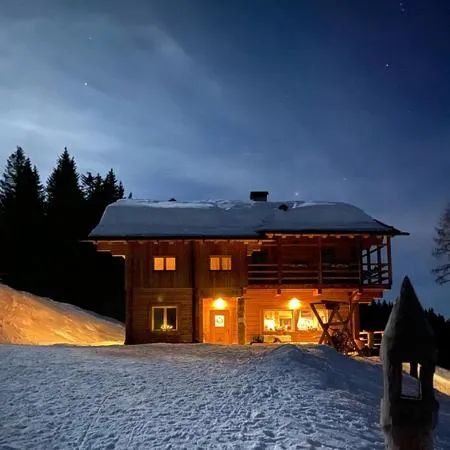 Cena in baita con trasporto in motoslitta in Val Comelico