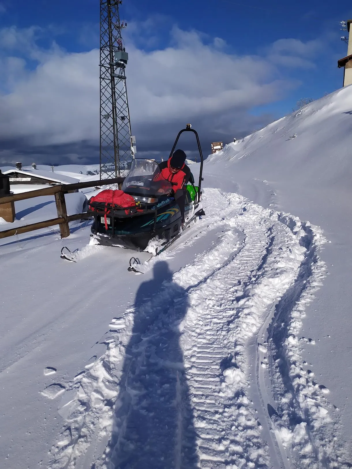 Pranzo in rifugio con motoslitta in Lessinia sul Monte Tomba