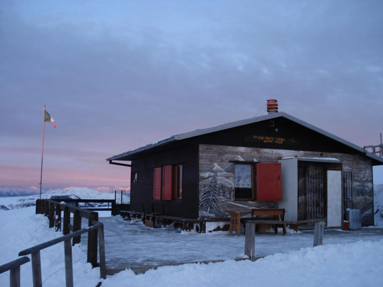 Pranzo in rifugio con motoslitta in Lessinia sul Monte Tomba