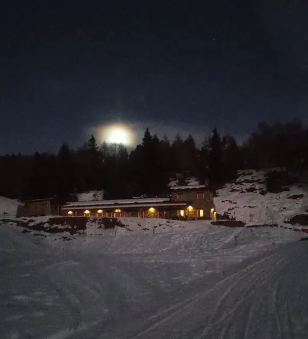 Cena in rifugio con trasporto in motoslitta al Passo del Mortirolo