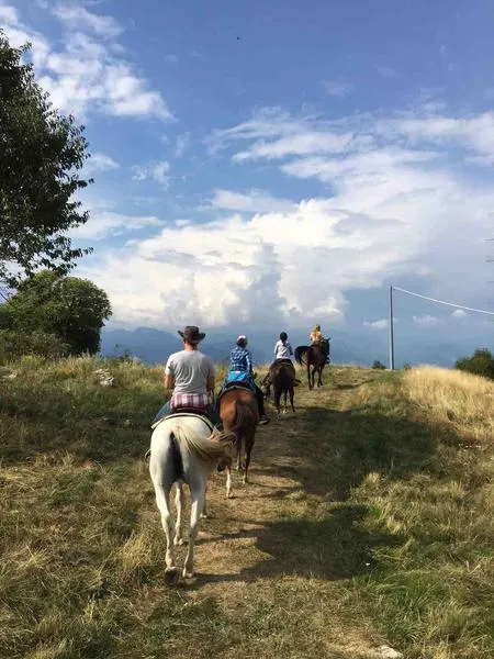 Passeggiata a Cavallo ai piedi del Monte Baldo con vista lago