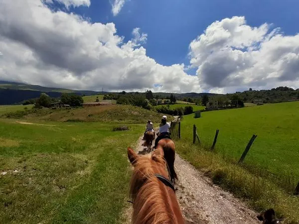 Passeggiata a Cavallo ai piedi del Monte Baldo con vista lago