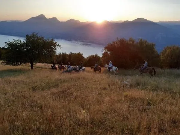 Passeggiata a Cavallo ai piedi del Monte Baldo con vista lago