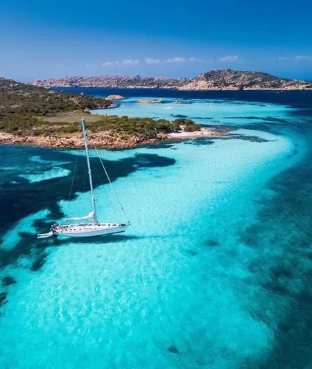 Giornata relax in barca a vela nelle isole di La Maddalena con pranzo a bordo