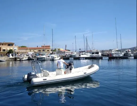 Escursione in gommone da Palau con skipper e snorkeling
