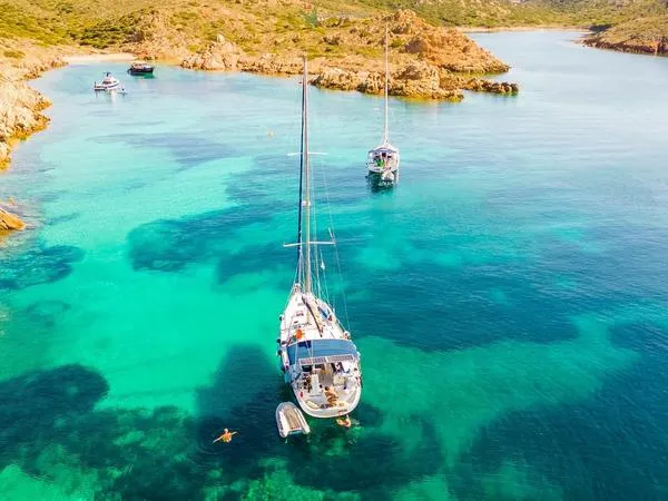 Escursione in barca a vela a Tavolara e Molara da Porto San Paolo
