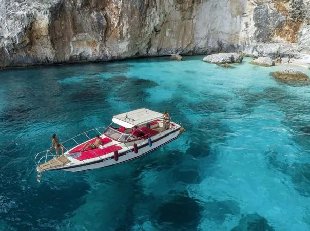 Gita in motoscafo da Cala Gonone con soste bagno