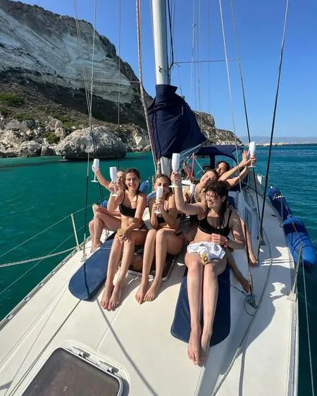 Gita in barca a vela condivisa nel Golfo degli Angeli dal porto di Cagliari
