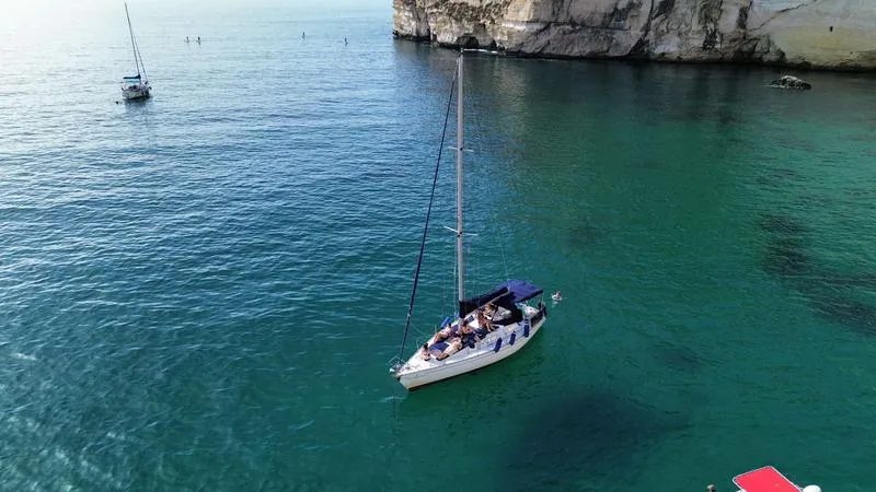 Gita in barca a vela condivisa nel Golfo degli Angeli dal porto di Cagliari