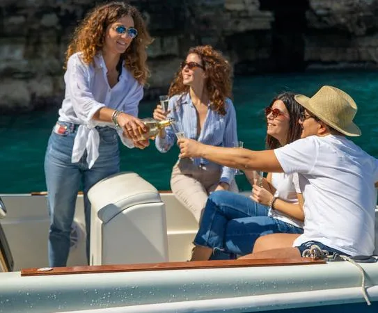 Escursione in gozzo in legno di gruppo da Monopoli a Polignano a Mare