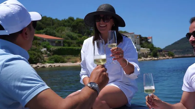 Mezza giornata in gommone nel parco naturale di Porto Conte con aperitivo
