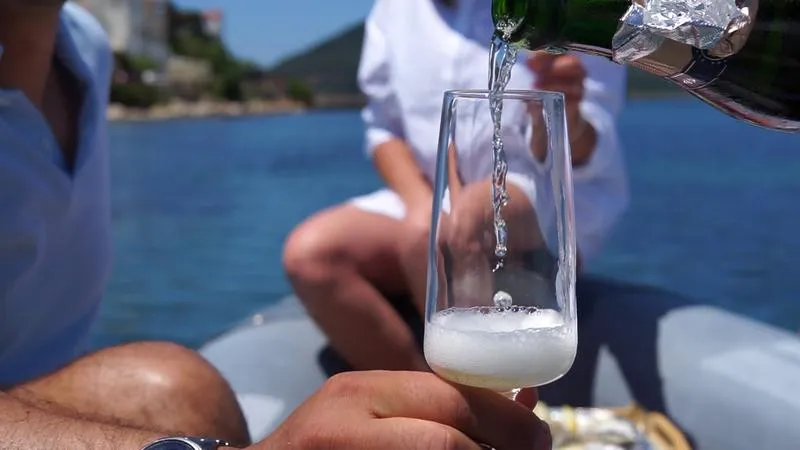 Mezza giornata in gommone nel parco naturale di Porto Conte con aperitivo