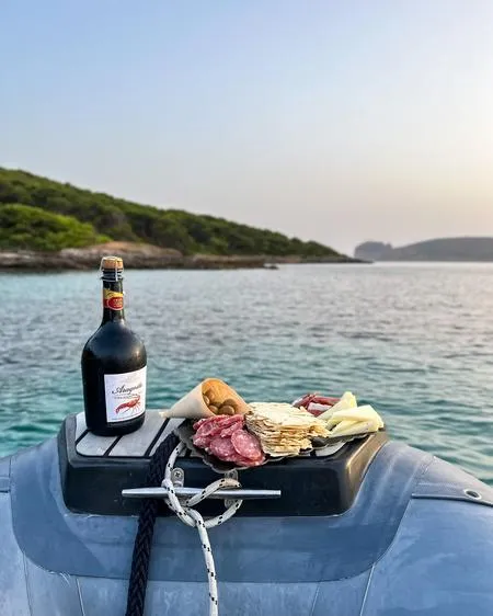Mezza giornata in gommone nel parco naturale di Porto Conte con aperitivo