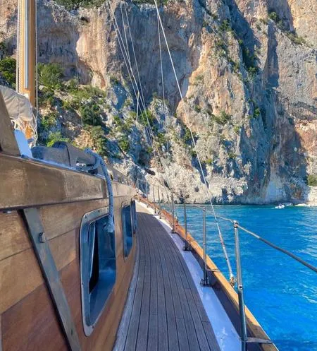 Escursione in barca a vela con pranzo nel Golfo dell'Ogliastra da Arbatax