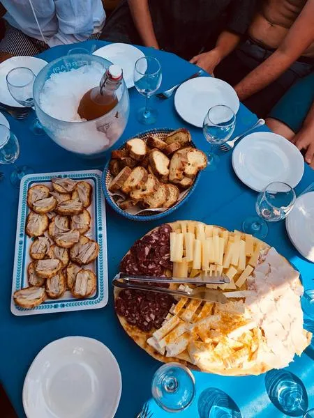 Escursione in gozzo in legno con pranzo a bordo all'Asinara