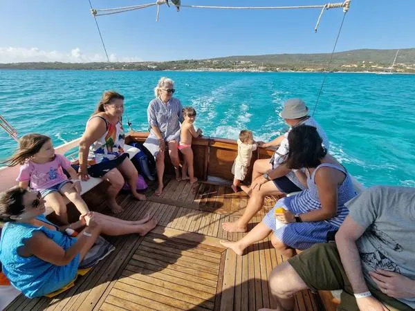 Escursione in gozzo in legno con pranzo a bordo all'Asinara
