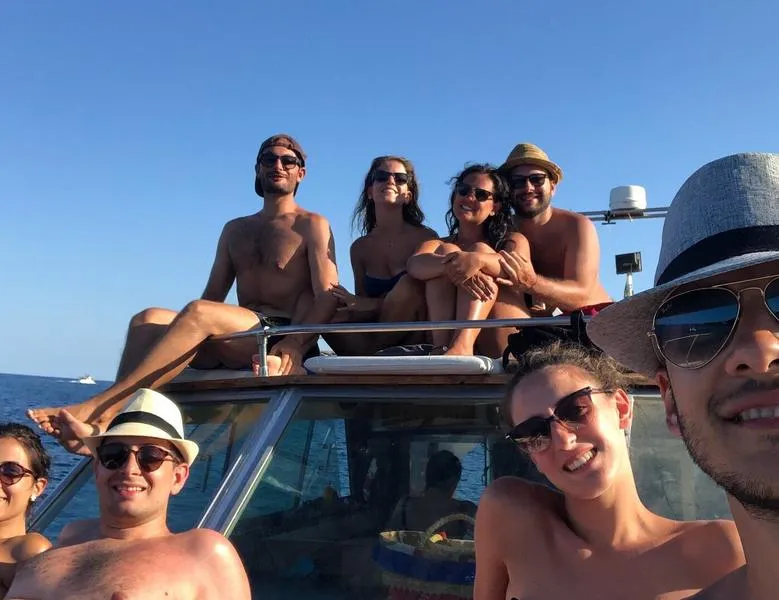 Giornata in barca di gruppo a Lampedusa con pranzo a bordo